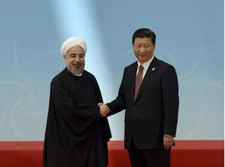 <p>Presidente iraniano, Hassan Rouhani (esquerda) aperta a mão do presidente chinês, Xi Jinping, antes da cerimônia de abertura da 4ª Conferência sobre Interação e Medidas de Construção da Confiança na Ásia (CICA) em Xangai, em 21 de maio</p>