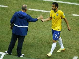Atacante Fred é cumprimentado pelo técnico da seleção Luiz Felipe Scolari durante partida contra o México. 17/06/2014.