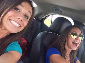 <p>Oito minutos antes do acidente, a jovem tirou e publicou uma selfie animada ao lado de sua amiga, que dirigia o carro</p>