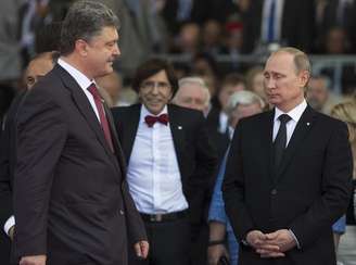 <p>O presidente Petro Proshenko encontra o presidente Vladimir Putin durante a cerimônia de comemoração do 70 º aniversário do Dia D na Normandia, em 06 de junho</p>