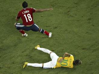 <p>Neymar coloca as mãos nas costas após choque com Camilo Zuñiga.</p>