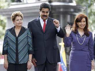 <p>O presidente da Venezuela, Nicolás Maduro, recebe a presidente Dilma Rousseff (esquerda) e a presidente da Argentina, Cristina Kirchner, para uma cúpula do Mercosul, em Caracas, na Venezuela, nesta terça-feira</p>