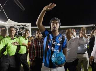 <p>Ronaldinho saúda fãs ao ser apresentado pelo clube mexicano Querétaro no estádio La Corregidora</p>