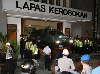 Carro blindado supostamente transportando dois australianos deixa prisão de Kerobokan em direção ao aeroporto, em Denpasar, na Indonésia, na quarta-feira (horário local). 04/03/2015