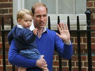 William e George entrando no hospital St Mary's