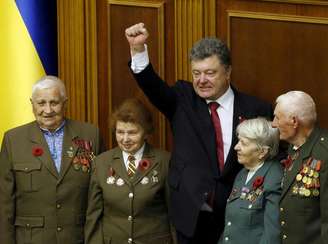 Poroshenko durante sessão no Parlamento para marcar aniversário do fim da 2ª Guerra em Kiev.