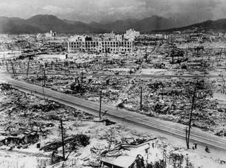 Imagem mostra os danos causados pela explosão da bomba atômica sobre Hiroshima em 1945.