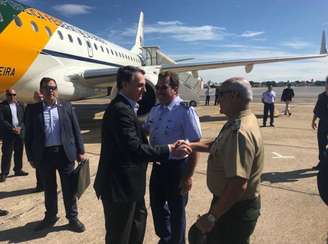 Presidente Jair Bolsonaro é recebido pelo general do Exército Luiz Eduardo Ramos Baptista Pereira no aeroporto de Congonhas, em São Paulo, onde o presidente desembarcou no domingo, 27, para se direcionar ao Hospital Albert Einstein 