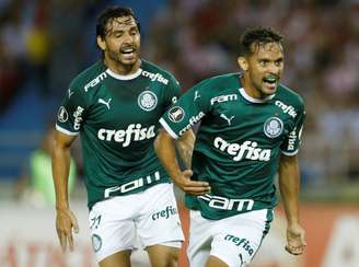 Gustavo Scarpa e Ricardo Goulart durante estreia do Palmeiras na Libertadores