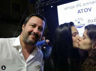Jovens se beijam durante selfie com Salvini em Caltanissetta, na Sicília