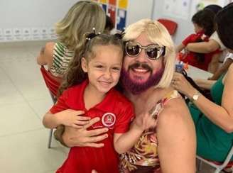 Viúvo se veste como mulher e participa de homenagem da filha no Dia das Mães da escola.