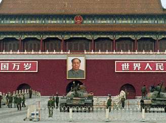 Soldados e tanques do Exército chinês na Praça a Paz Celestial em junho de 1989
09/06/1989
REUTERS/Richard Ellis