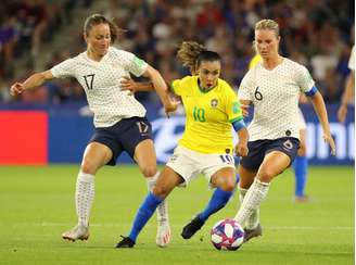 Marta disputa lance durante jogo do Brasil contra a França na Copa do Mundo de futebol feminino
23/06/2019
REUTERS/Lucy Nicholson