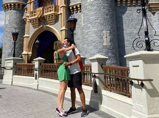 O empresário Richard Neuman pediu a humorista Dani Calabresa em casamento durante as férias na Disney