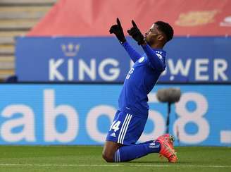 Kelechi Iheanacho, do Leicester City, comemora o gol do primeiro gol