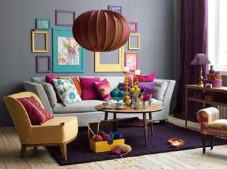 1. Sala de estar com moldura colorida na decoração – Foto Estopolis