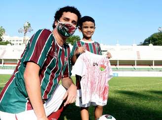 O pequeno Raphael Magalhães, de 5 anos, ganhou o uniforme oficial do Fluminense depois de viralizar com a sua camisa improvisada