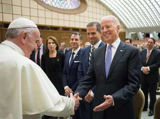 Papa Francisco e Joe Biden durante encontro em abril de 2016, quando o democrata era vice-presidente