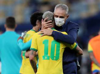 Tite consola Neymar após a derrota do Brasil para a Argentina