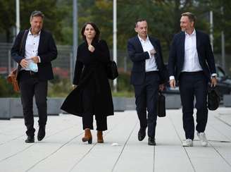 Líderes dos Verdes e do FDP chegam a encontro com SPD para negociações sobre a formação de uma coalizão de governo na Alemanha
11/10/2021 REUTERS/Annegret Hilse
