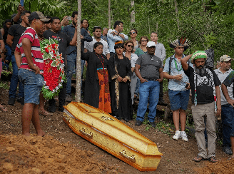 Ministra Sônia Guajajara acompanha o sepultamento da Pajé Maria de Fátima Muniz, no Sul da Bahia