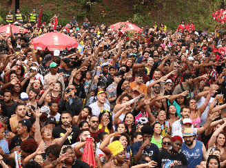 Foliões se divertindo no Bloco do Quilombo Lab, São Paulo.