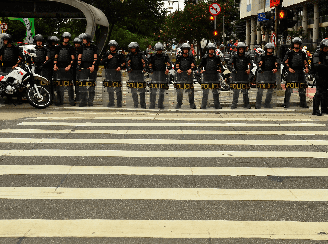Policiais militares enfileirados durante protesto, em SP.
