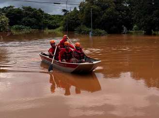 Cidades ficaram inundadas devido às fortes chuvas