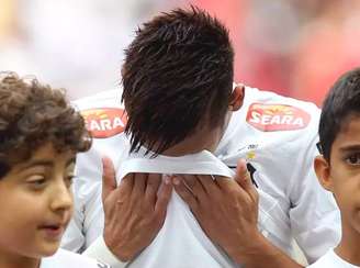 Neymar chora em despedida do Santos, em 2013