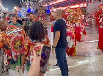 Lorenzo Pazolini acompanhando desfile no Sambão do Povo