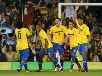 Leandro Damião joogu com nomes como Neymar e Ronaldinho na Seleção Brasileira