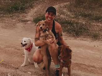 Advogada e protetora de animais, Danielle Mansur Rodrigues parte aos 50 anos ao lado de seus três cachorros
