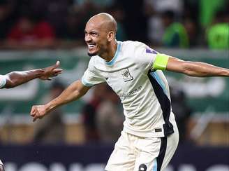 Fabinho comemora gol pelo Al-Ittihad