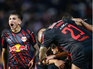Red Bull Bragantino marca no 'apagar das luzes' e bate o Corinthians. 