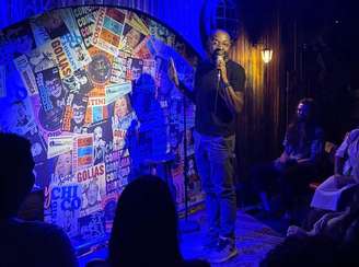 Nego Marcos em apresentação de stand-up. Depois da cadeia, o corre é pela ressignificação da trajetória. 