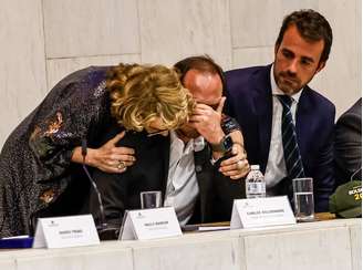 O vereador pelo PL do Rio de Janeiro Carlos Bolsonaro e o deputado federal Mário Frias recebem o colar de Honra ao mérito legislativo na Alesp