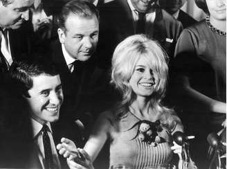 A atriz francesa Brigitte Bardot em evento no Rio de Janeiro durante sua visita ao Brasil, em janeiro de 1964