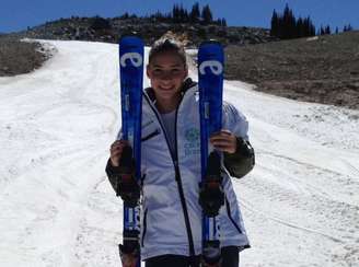 Lais Souza em treinamento com esqui