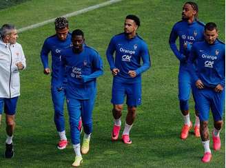 Dembelé (C) cobra mais empenho defensivo de Mbappé e gera tensão no ambiente da França –