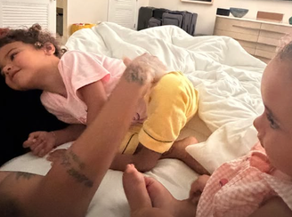Neymar com as filhas Mavie e Mel