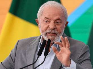 Lula assina decreto e MP para ampliar subsídios a combustíveis após nova escalada do petróleo