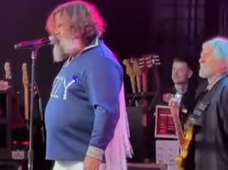 Geezer Butler se junta a Jack Black para clássicos do Black Sabbath em festival