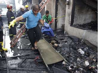 Pelo menos sete pessoas morreram e outras 8 mil perderam suas casas por causa de dois incêndios registrados na capita filipina durante a madrugada do Natal