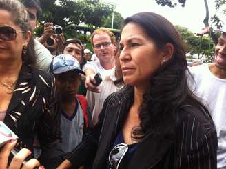 <p>Sônia de Fátima Moura, mãe de Eliza Samudio, chega ao Fórum de Contagem (MG) para o terceiro dia do julgamento de Bruno</p>