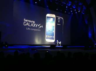 Telão mostra o design do novo aparelho da Samsung