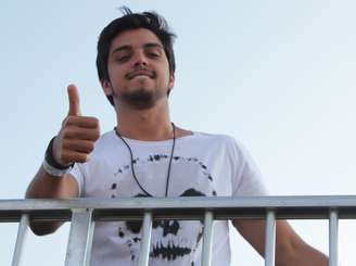 <p>Rodrigo Simas disse que está solteiro e contou como lida com o posto de galã</p>