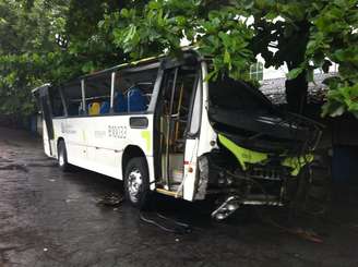 O ônibus que caiu do viaduto está no pátio da delegacia de Roubos e Furtos de Automóveis, no Rio