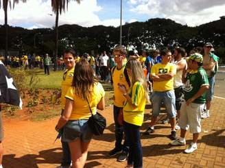 <p>Torcedores relatam duas horas de fila por ingresso</p>