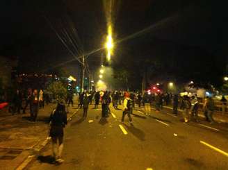 Manifestantes se recusam a recusar apesar do avanço da polícia