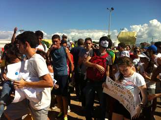 Fora de estádio, manifestantes pediram para torcida cantar Hino Nacional de costas